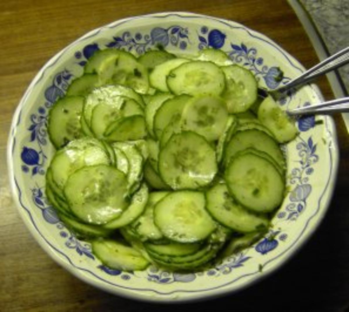 Gurkensalat mit Salatgurke und Olivenöl - Rezept mit Bild - kochbar.de