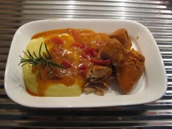 Putenfilet in einer Joghurt-Zwiebel-Paprika-Sauce..Bilder sind dabei - Rezept