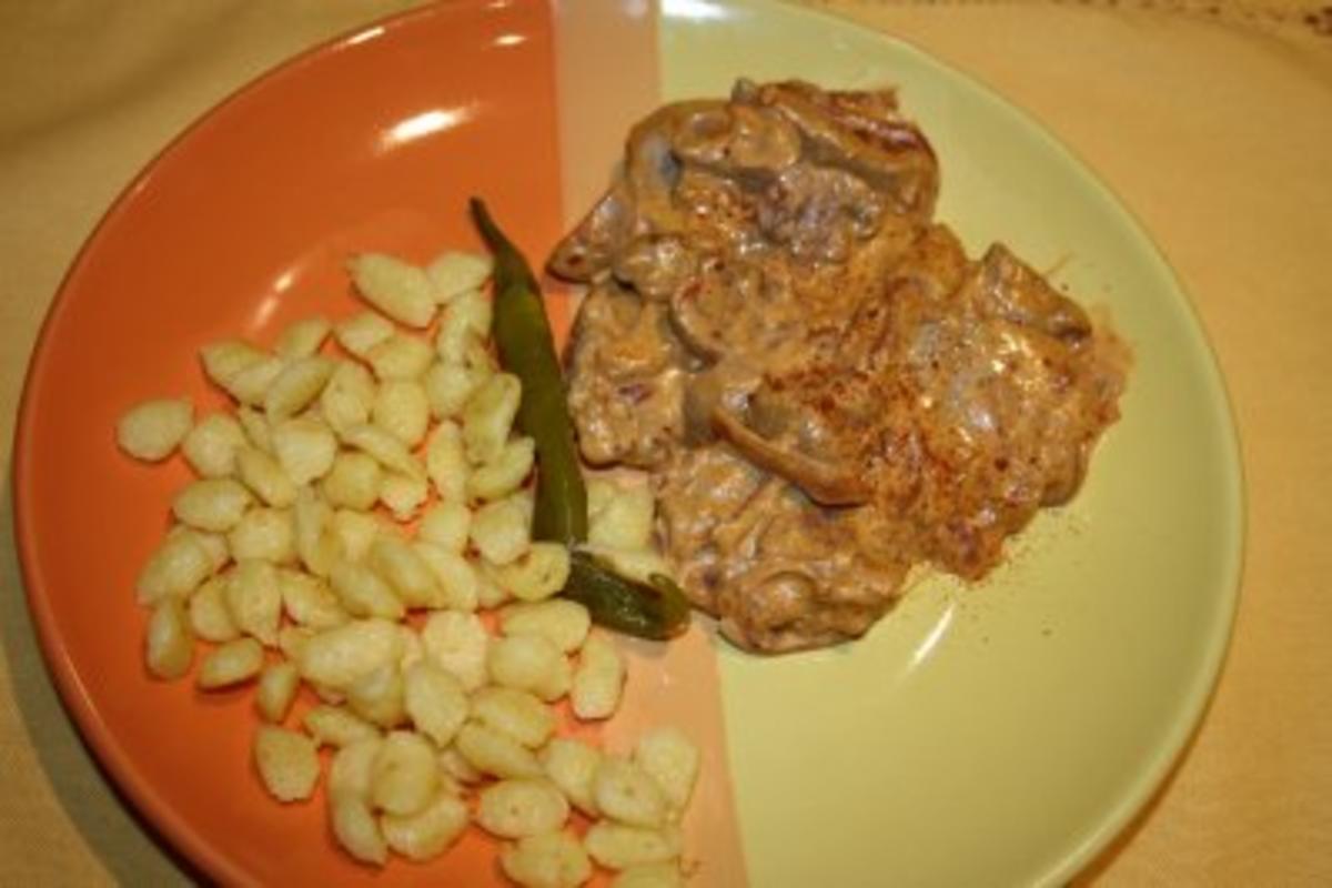 Schweinefilet mit Champignons und Zwiebeln - Rezept