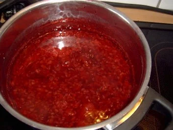 Rezept: DESSERT: Bergische Waffeln mit Himbeeren und Sahne Bild Nr. 2 DESSERT: Bergische Waffeln mit Himbeeren und Sahne - Rezept - Bild Nr. 2