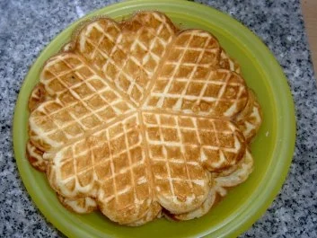 Rezept: DESSERT: Bergische Waffeln mit Himbeeren und Sahne Bild Nr. 3 DESSERT: Bergische Waffeln mit Himbeeren und Sahne - Rezept - Bild Nr. 3