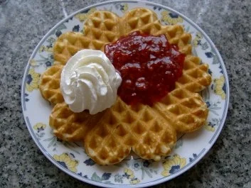 Rezept: DESSERT: Bergische Waffeln mit Himbeeren und Sahne Bild Nr. 4 DESSERT: Bergische Waffeln mit Himbeeren und Sahne - Rezept - Bild Nr. 4
