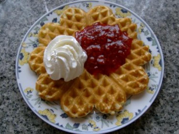 DESSERT: Bergische Waffeln mit Himbeeren und Sahne - Rezept - kochbar.de