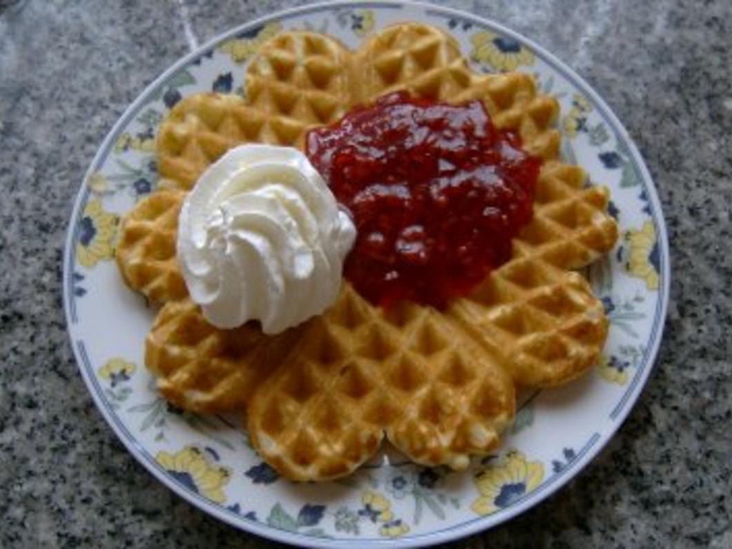 DESSERT: Bergische Waffeln mit Himbeeren und Sahne - schnell & einfach ... DESSERT: Bergische Waffeln mit Himbeeren und Sahne - schnell & einfach ...