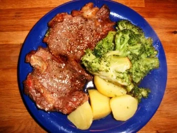 Rezept: Dänisches Rib-Eye-Steak an gebratenen Broccoli mit Kartoffeln Dänisches Rib-Eye-Steak an gebratenen Broccoli mit Kartoffeln - Rezept
