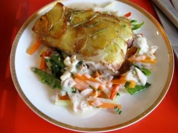 Rezept: Fischfilet im Kartoffelmantel auf Gartengemüse mit Rosmarin Fischfilet im Kartoffelmantel auf Gartengemüse mit Rosmarin - Rezept