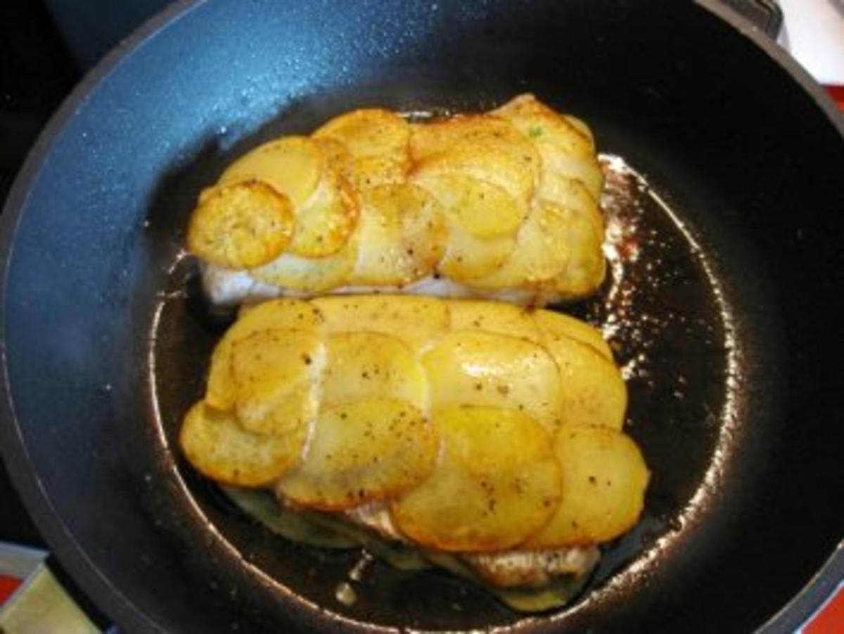 Fischfilet im Kartoffelmantel auf Gartengemüse mit Rosmarin - Rezept - Bild Nr. 6