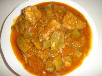 SCHWEINEFLEISCH MIT GRUENEN BOHNEN UND ZWIEBELN - Rezept