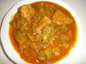 SCHWEINEFLEISCH MIT GRUENEN BOHNEN UND ZWIEBELN - Rezept