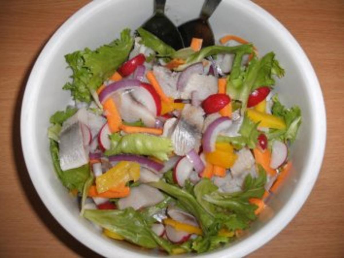 Fisch: Bunter Matjes-Salat - Rezept - Bild Nr. 3