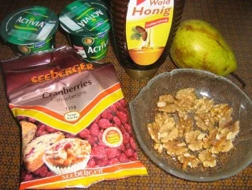 Cranberrie-Birnen Dessert mit karamelisierten  Walnüssen - Rezept - Bild Nr. 2