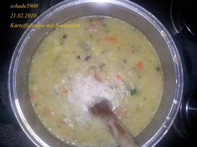 Moni's Kartoffelsuppe mit Bockwurst - Rezept