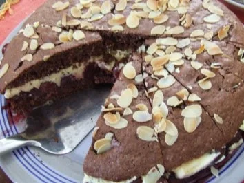 Schoko-Kirsch-Bienenstich - Rezept