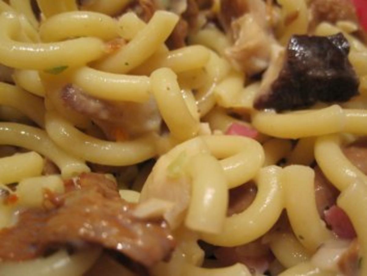Gabelspaghetti mit Pfifferlingen und Shiitakepilzen - Rezept - Bild Nr. 3