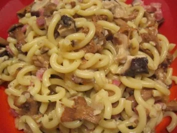 Rezept: Gabelspaghetti mit Pfifferlingen und Shiitakepilzen Gabelspaghetti mit Pfifferlingen und Shiitakepilzen - Rezept