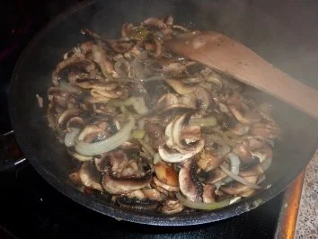 Rezept: Fl/Rind/Schwein: Hackbraten mit Champignonsauce Bild Nr. 5 Fl/Rind/Schwein: Hackbraten mit Champignonsauce - Rezept - Bild Nr. 5