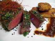 Rezept: Kräutergarten-Rumpsteak mit gebratenen Trüffel-Pilz-Polentarauten an Barolosauce Kräutergarten-Rumpsteak mit gebratenen Trüffel-Pilz-Polentarauten an Barolosauce - Rezept