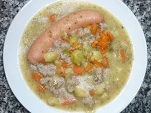 Möhren-Rosenkohleintopf mit Hack und Bockwurst - Rezept