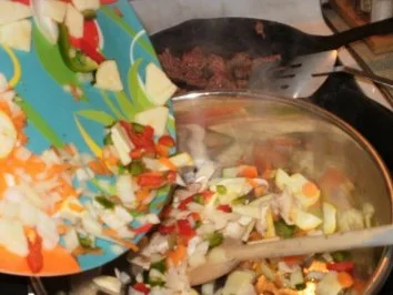 Rezept: Hackfleisch - Rind Stir Pfanne mit allerlei Gemuesse auf Pita Brot- Schnell und fettarm Bild Nr. 3 Hackfleisch - Rind Stir Pfanne mit allerlei Gemuesse auf Pita Brot- Schnell und fettarm - Rezept - Bild Nr. 3