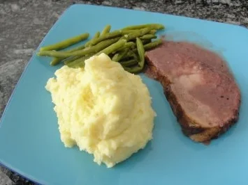 Schweinebraten gespickt mit Knoblauch - Rezept