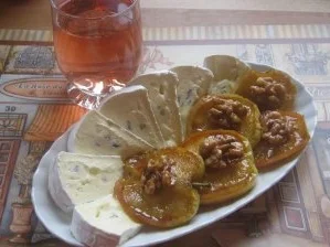 Glasierte Apfel-Walnussscheiben mit Blauschimmelkäse - Rezept