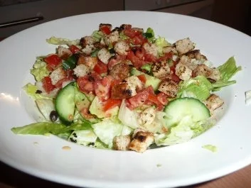 Rezept: Eisbergsalat mit Orangen-Senfdressing, Croutons und gerösteten Kürbiskernen Eisbergsalat mit Orangen-Senfdressing, Croutons und gerösteten Kürbiskernen - Rezept