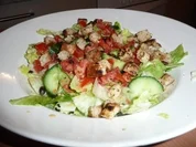 Eisbergsalat mit Orangen-Senfdressing, Croutons und gerösteten Kürbiskernen - Rezept