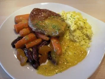 Lammrückenfilet mit Datteln und Kardamom, Safrancouscous - Rezept