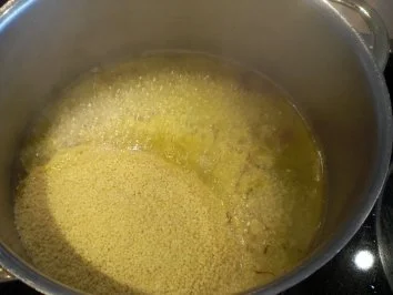 Lammrückenfilet mit Datteln und Kardamom, Safrancouscous - Rezept - Bild Nr. 7