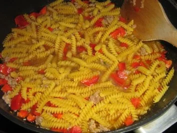 Hackpfanne mit Paprikagemüse und Nudeln - Rezept - Bild Nr. 5