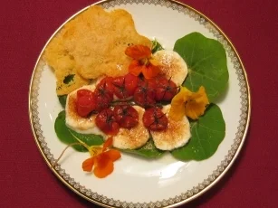Kirschtomaten mit Chilizucker und Parmesanchips - Rezept