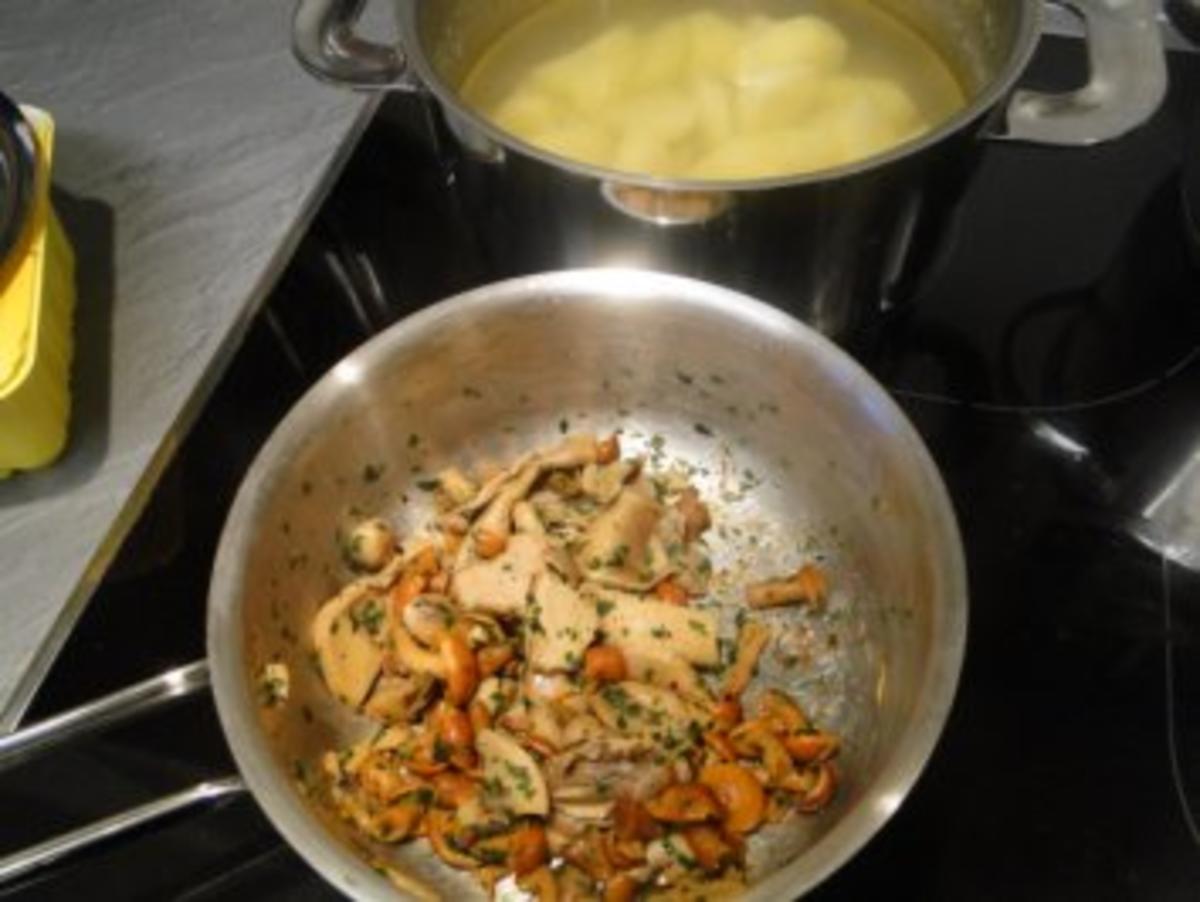 Spitzkohl mit Kartoffelpüree und Pilze untereinander, dazu Putenschnitzel   (Fotos) - Rezept - Bild Nr. 6