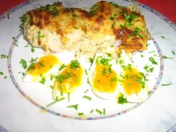 Überbackener Blumenkohl an Eiern serviert - Rezept