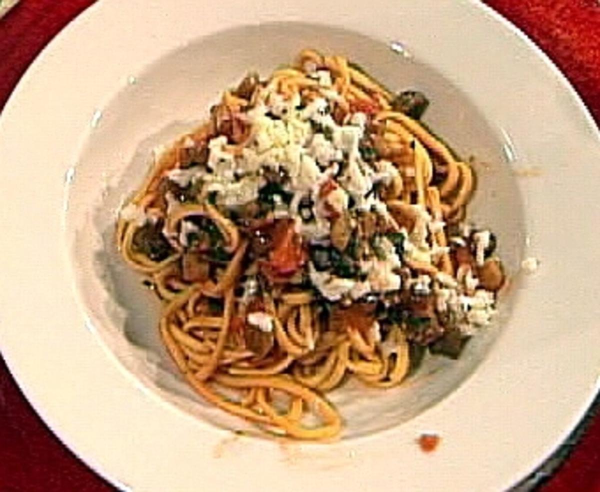 Spaghetti mit Auberginen, Tomaten und Büffelmozzarella - Rezept