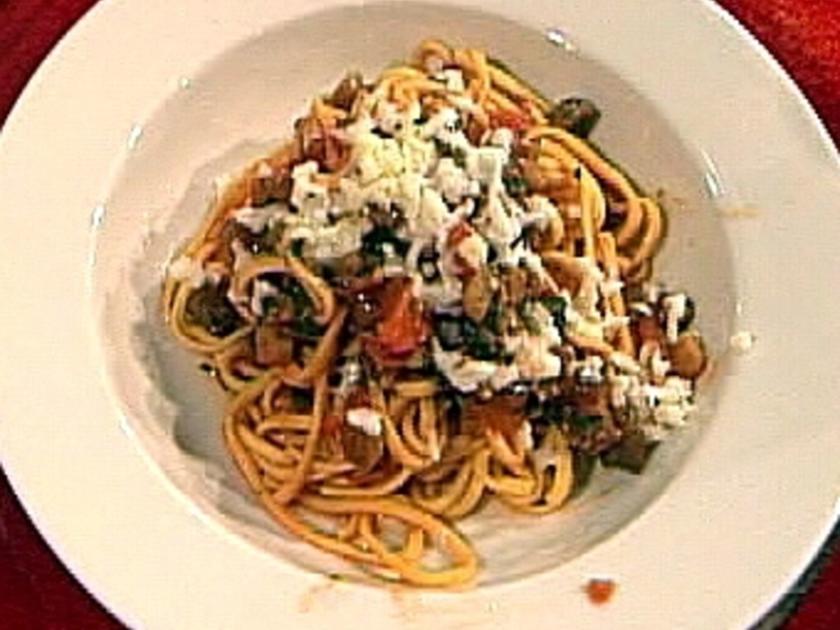 Spaghetti mit Auberginen, Tomaten und Büffelmozzarella - 155 kcal/100g