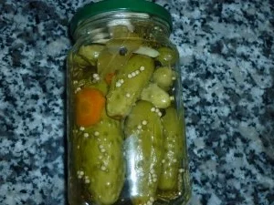 Rezept: Süss-saure Gurken eingelegt Süss-saure Gurken eingelegt - Rezept