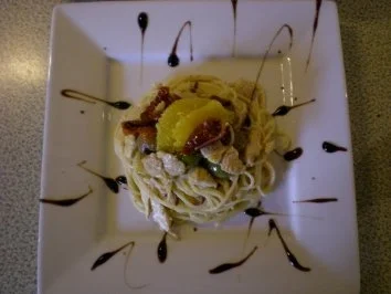 Spaghetti al Limone mit Puten Streifen, Oliven, Tomaten und Kapern - Rezept - Bild Nr. 2