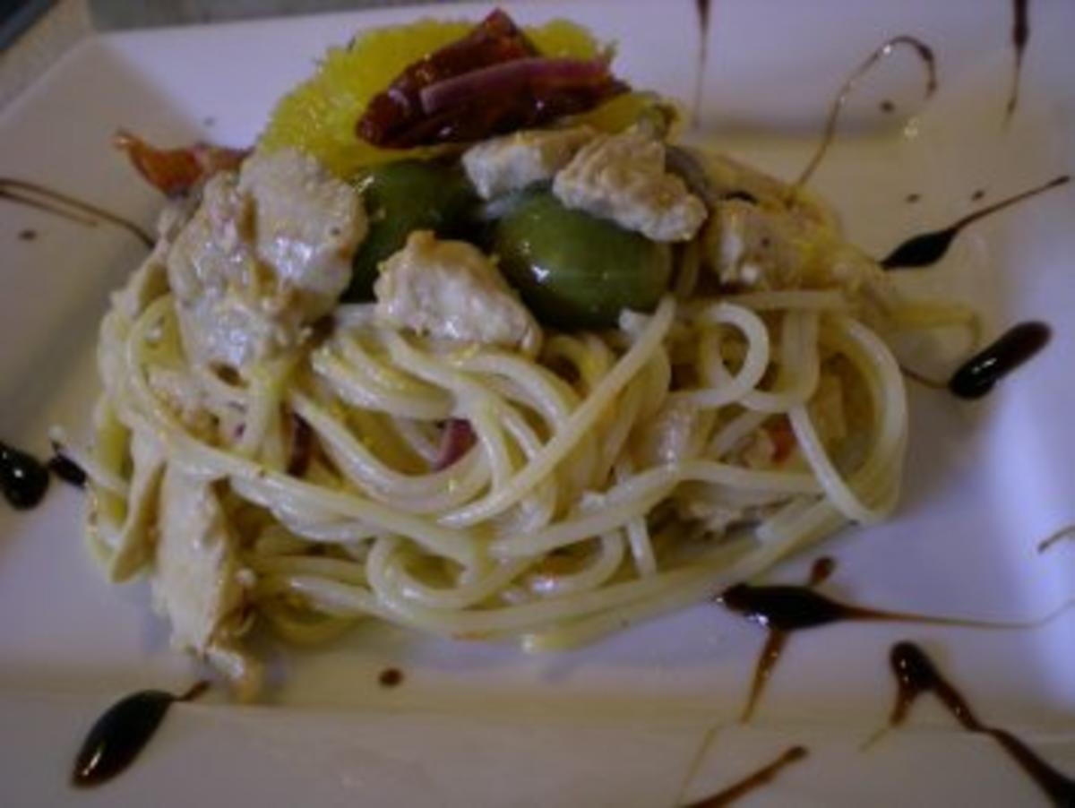 Spaghetti al Limone mit Puten Streifen, Oliven, Tomaten und Kapern - Rezept