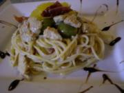 Spaghetti al Limone mit Puten Streifen, Oliven, Tomaten und Kapern - Rezept