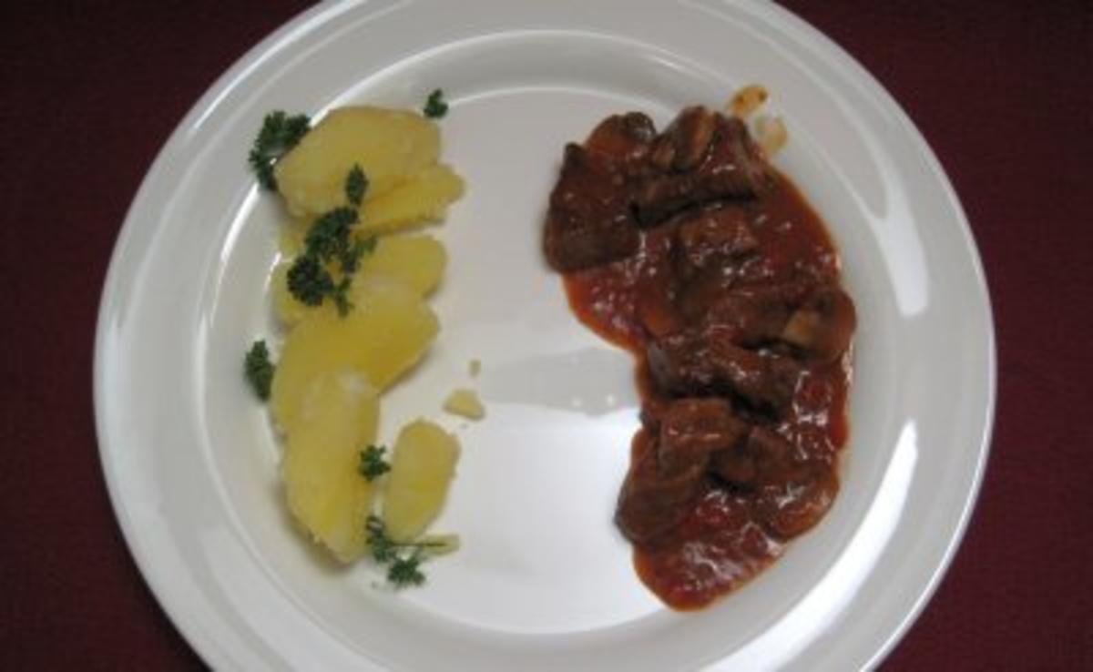 Rindergulasch mit Petersilienkartoffeln und Gurkensalat spezial - Rezept