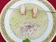 Sauerampfersuppe mit Korianderessenz und gebratenen Garnelen - Rezept