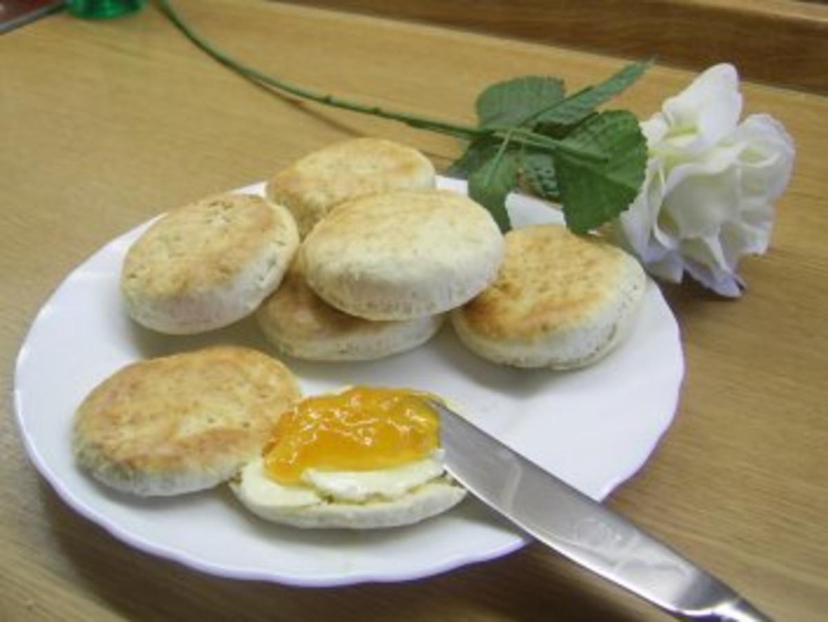 Bilder für Scones aus England stammendes Gebäck, welches einem Mini-Brötchen ähnelt - Rezept