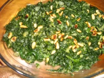 Rezept: Blattspinat mit Pinienkernen Blattspinat mit Pinienkernen - Rezept
