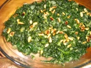 Blattspinat mit Pinienkernen - Rezept