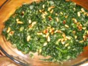Blattspinat mit Pinienkernen - Rezept