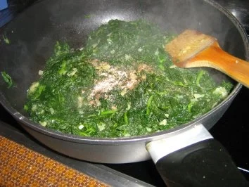 Rezept: Blattspinat mit Pinienkernen Bild Nr. 5 Blattspinat mit Pinienkernen - Rezept - Bild Nr. 5