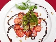 Rezept: Orangen-Basilikum-Tiramisu unter Pistazienkernen Orangen-Basilikum-Tiramisu unter Pistazienkernen - Rezept