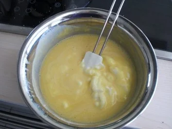 Weißwein-Mousse mit Sauerrahm und marinierter Mango - Rezept - Bild Nr. 2