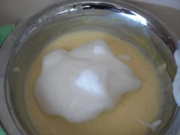 Weißwein-Mousse mit Sauerrahm und marinierter Mango - Rezept - Bild Nr. 3