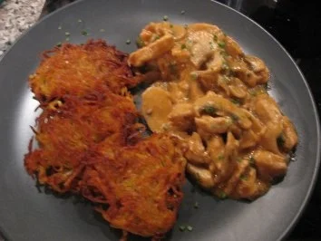 Hähnchen-Champignongeschnetzeltes mit Röstis - Rezept - Bild Nr. 2